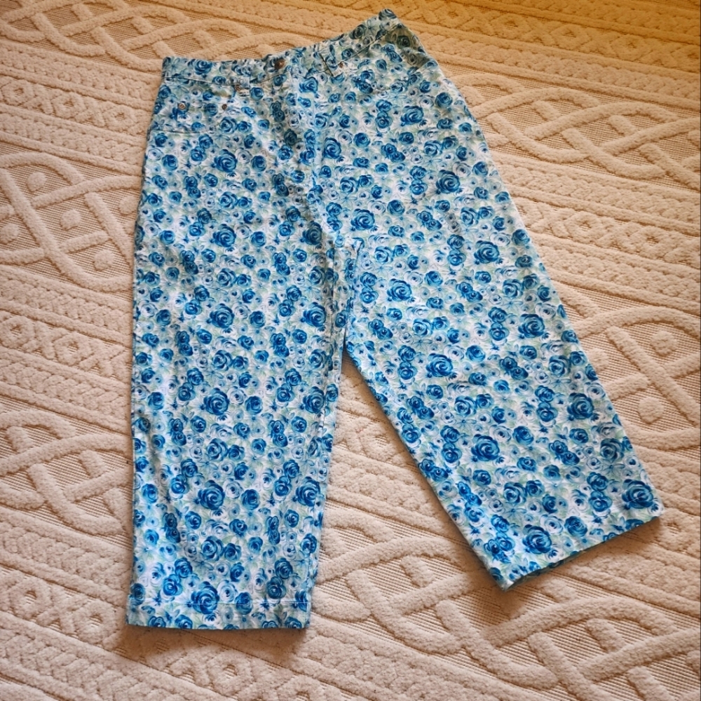 10 Floral Blue and White Cropped Pants